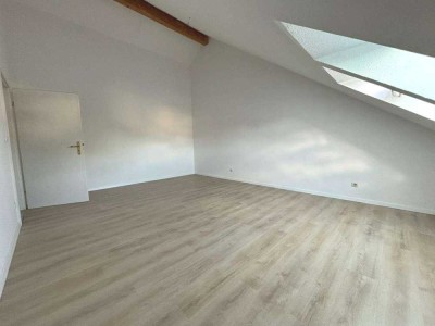 Einziehen und wohl fühlen: sehr schöne Dachgeschoss-Wohnung mit TG-Stellplatz in Bernau bei Berlin