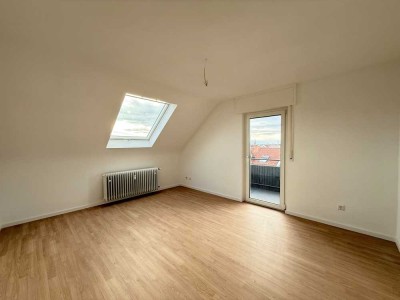 Auf der oberen Ebene des Wohnens – 2 Zimmer Dachgeschosswohnung mit Balkon und Garage