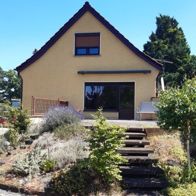 "Solides voll unterkellertes  Einfamilienhaus im Grünen,  großzügiger Garten und viel Potenzial"