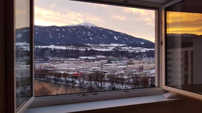 Generalsanierte 2-Zimmer-Wohnung mit Balkon und fantastischer Fern- und Bergsicht in sonniger und ruhiger Stadtlage am Inn mit ausgezeichneter Verkehrsanbindung zu vermieten