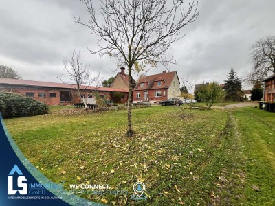 Großer Hof mit einem Ein- und Zweifamilienhaus