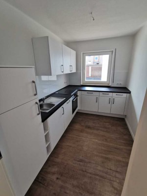 Sanierte 2-Zimmer Wohnung mit Einbauküche und Garage