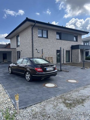 Erstbezug: Obergeschoßwohnung mit großem Balkon