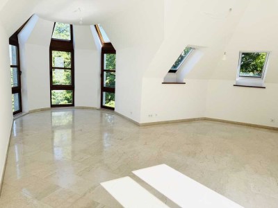 Helle Dachgeschoss-Wohnung mit Erker und Atrium-Terrasse zwischen Nymphenburger Park & Hirschgarten
