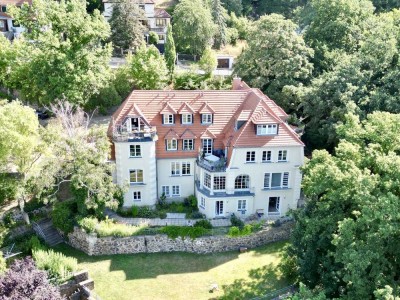 hochwertige 3,5-Zimmer-Wohnung in sanierter und denkmalgeschützter Villa in grüner Lage am Elbhang