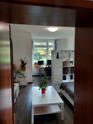 Vollständig renovierte 2-Raum-Wohnung mit Balkon und Einbauküche in Düsseldorf