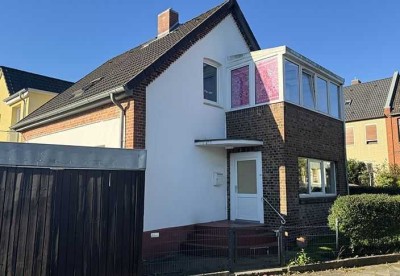 2-ZIMMER-ALTBAU-WOHNUNG MIT VORGARTEN