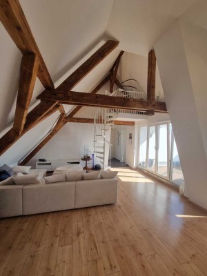 Lichtdurchflutete (Masionette)-Wohnung mit Loft-Charakter und Loggia