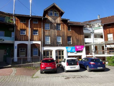 Gepflegtes Mehrfamilienhaus mit vier Wohnungen und Gewerbeeinheit!