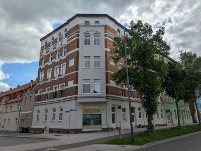 Schöne freundliche 2 Zi-Wohnung mit Laminat, sep. Küche und Wannenbad im Süden von Halle