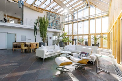 DAS PALMENHAUS! Naturverbunden und einzigartig I Garage für bis zu 6 Autos I moderne Ausstattung I beheizbarer Keller I