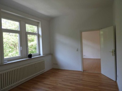 Schöne Renovierte vier Zimmer Wohnung in der Sedanallee!