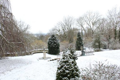 Beste Lage am Weinberg mit gr. Loggia, Fußbodenhz., Pool und Sauna auf traumhaften Grundstück