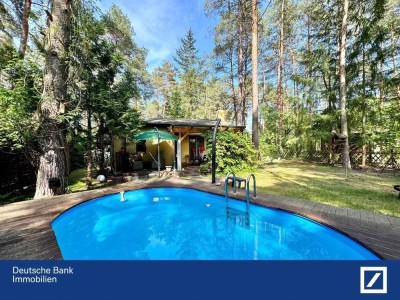 Idylle pur! 1.098 m² Baugrundstück mit Wochenendhaus, Bungalow, Saunahütte & Pool im Bestand!