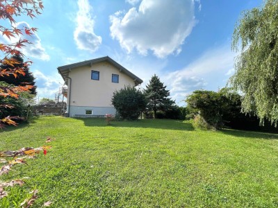 Wohnen und entspannen: Geräumige Wohnung mit Balkon und eigenem Gartenparadies