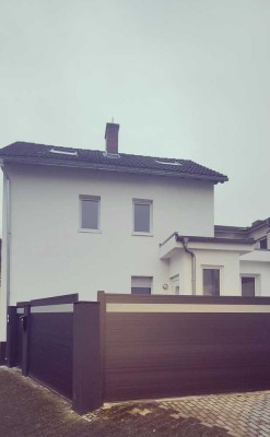 Haus statt Wohnung/ kleines neu ausgebautes Häuschen in Frankfurt/Schwanheim