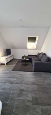 Ruhige und helle 3 Zimmer DG Wohnung mit Balkon, ideal für Single oder Paar.