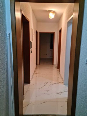 In Lauffen am Neckar: Gepflegte Wohnung mit drei Zimmern und Balkon