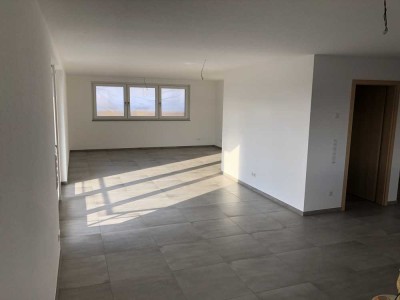 Helle 5,5-Zimmer-Etagenwohnung mit großem Wohn-/Essbereich, EBK, separatem WC, Balkon und Garage