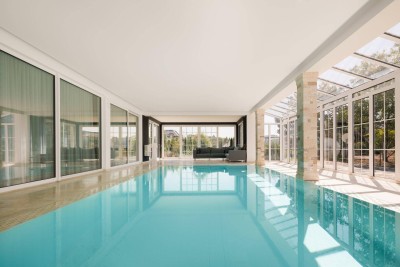 LUXUS VILLA mit Innenpool und Weinkeller im Golfclub Fontana