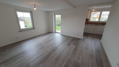 Kernsanierte Wohnung in Dorfmitte mit hochwertigem Ausbaustandard und großer Dachterrasse