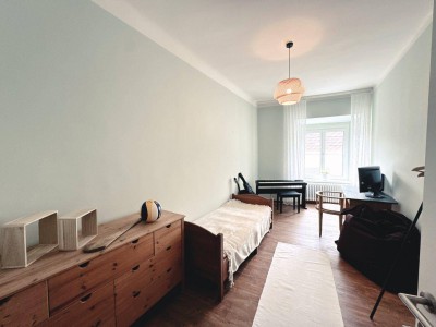 NEU! Möblierte 3-Zimmer Altbaubauwohnung in historischem Haus am Neunkirchner Hauptplatz! Mit Parkplatz!