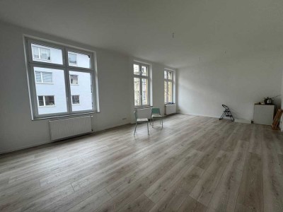 Renoviert, Waldnähe, Altbau, hohe Decken, Balkon, optimal für Familien mit EBK