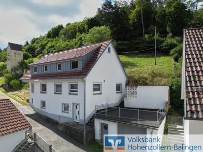 Schönes Zweifamilienhaus mit Garten und Garagen!