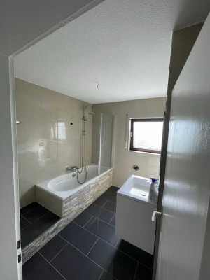 Vollständig renovierte 4-Zimmer-Wohnung mit Balkon und Einbauküche in Brühl