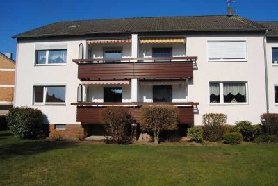 Wohnung im EG mit Balkon, Garage und Stellplatz in ruhiger Lage ...  sucht lebensälteren Mieter ...