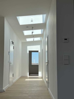 Erstbezug Schillerkiez: Lichtdurchflutet, große Holzterrasse und Fernsehturm-Blick