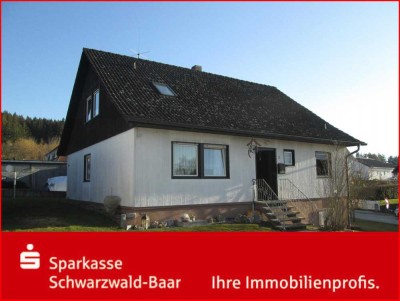 Einfamilienhaus mit zwei Garagen