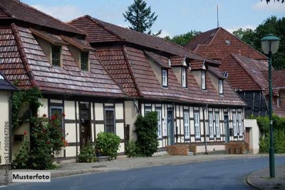 Einfamilien-Fachwerkhaus mit 3 Garagen