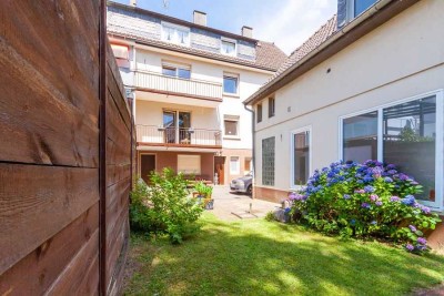Mehrfamilienhaus mit großem Hintergebäude und Hofflächen für mehrere PKW