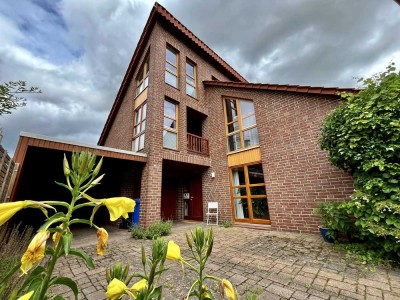 Besondere DHH im Landhausstil mit viel Platz auf 3 Ebenen, mit 2 Terrassen, Carport + Garage