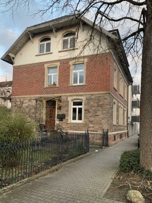 4-Zimmer mit Loggia in Gründerzeithaus (Baujahr 1905, modernisiert, neue Einbauküche)