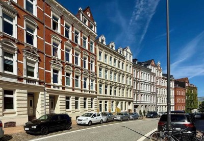 Gepflegtes Mehrfamilienhaus mit 5 großzügigen Wohnungen und Garten // Kiel-Zentrum