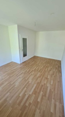 Erstbezug nach Sanierung: Helle 1-Zimmer-Wohnung mit Balkon