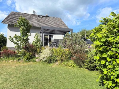 In idyllischer Taunuslage - energieeffizientes Einfamilienhaus mit schönem, großen Garten