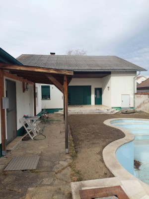 Einfamilienhaus mit Pool und ausgebautem Nebengebäude