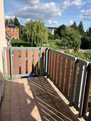 Gemütliche 2-Zimmer mit Laminat, offene Küche, Balkon und Wannenbad in guter Lage!!!