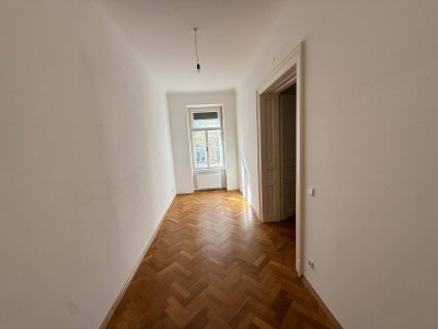 Sanierte Altbauwohnung mit großem Balkon in zentraler Lage zu vermieten, perfekt für Singles und Pärchen