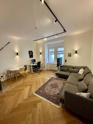 Provisionsfrei: Exklusive 2-Zimmer-Altbauwohnung mit Balkon &amp; Design-Sanierung