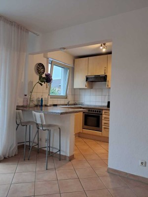 Geschmackvolle, gepflegte 2-Zimmer-Wohnung mit geh. Innenausstattung mit Balkon und EBK