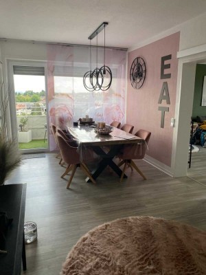 Schöne und großzügige Wohnung mit Balkon und Garage