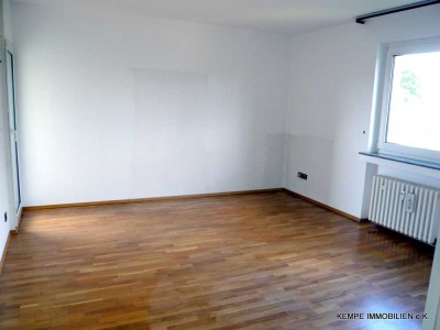 3 - 4 Raum-Wohnung mit Balkon, Bad mit Fenster, Garage in Essen-Bergerhausen