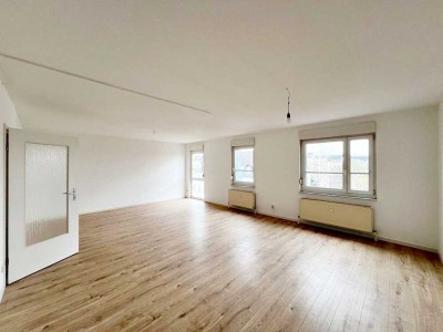 "Schöne 3-Raum-Wohnung mit neuer EBK, Stellplatz und Aufzug zu vermieten"