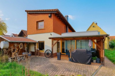 ZWEI WOHNHÄUSER AUF EINEM GRUNDSTÜCK – SANIERUNGSBEDARF MIT ENTWICKLUNGSPOTENZIAL.