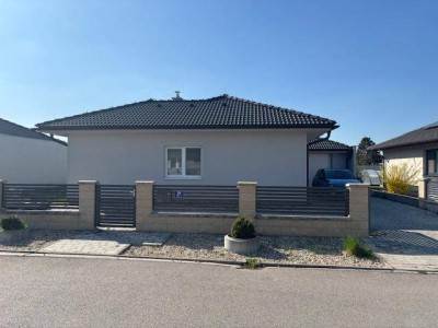 Modernes Einfamilienhaus mit großem Garten und Garage in Potzneusiedl