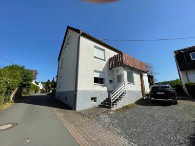 Gemünden (Westerwald): Einfamilienhaus mit Einliegerwohnung und großem Garten